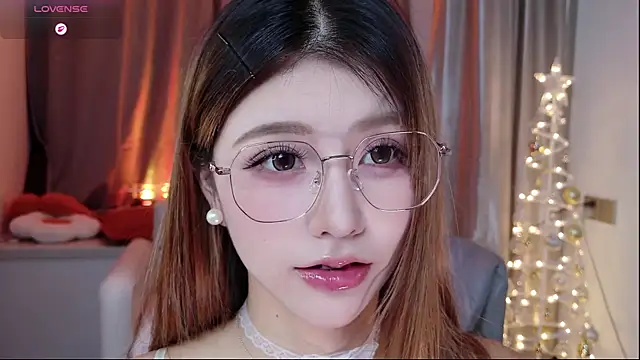 Snapshot of Momoever123456 chatting on 10-09-25, 01:44 Momoever123456 online show from 10-09-25, 01:44