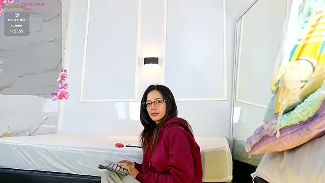 zorravioletta1 online show from 04-12-26, 11:57