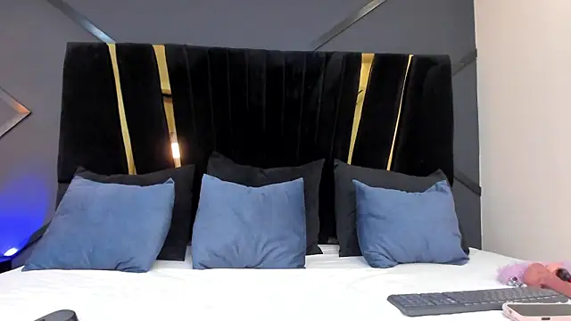 Snapshot of emily_mooon chatting on 10-11-25, 02:45 emily mooon online show from 10-11-25, 02:45