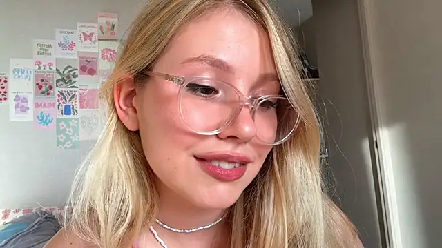 Snapshot of HoneyAudrey chatting on 09-23-25, 02:07 HoneyAudrey online show from 09-23-25, 02:07
