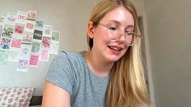 Snapshot of HoneyAudrey chatting on 09-22-25, 03:01 HoneyAudrey online show from 09-22-25, 03:01