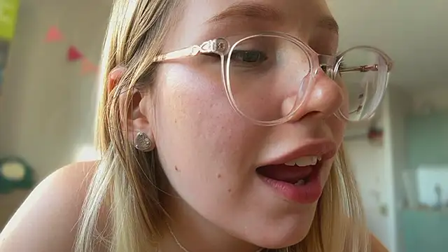 Snapshot of HoneyAudrey chatting on 10-14-25, 03:18 HoneyAudrey online show from 10-14-25, 03:18