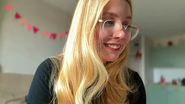 Snapshot of HoneyAudrey chatting on 10-21-25, 03:28 HoneyAudrey online show from 10-21-25, 03:28