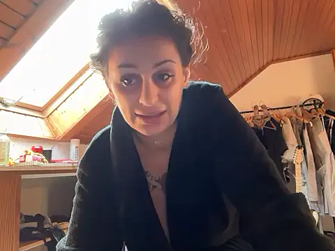 JeSuisUnTapin online show from 10-13-25, 01:02