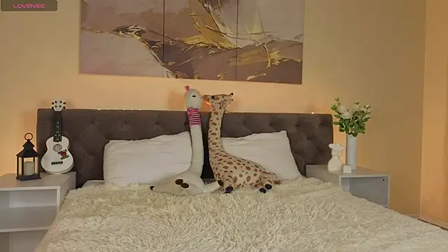 Ariella Sol online show from 10-28-25, 01:06