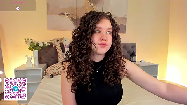 Snapshot of Ariella_Sol chatting on 06-06-26, 01:11 Ariella Sol online show from 06-06-26, 01:11