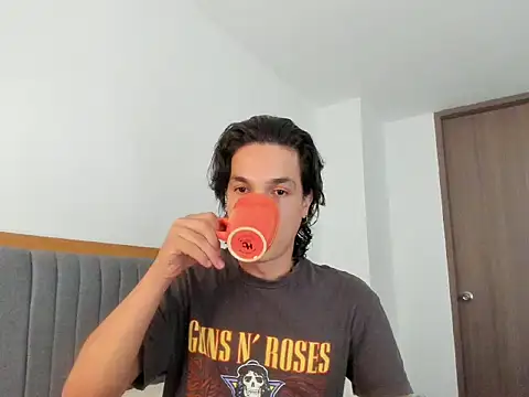 uglycoyote18 online show from 04-25-26, 08:28