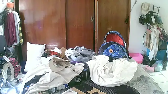 Snapshot of jperezofficial1 chatting on 10-06-25, 03:46 jperezofficial1 online show from 10-06-25, 03:46