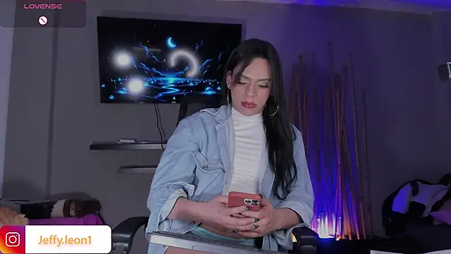 danna v online show from 10-31-25, 04:31