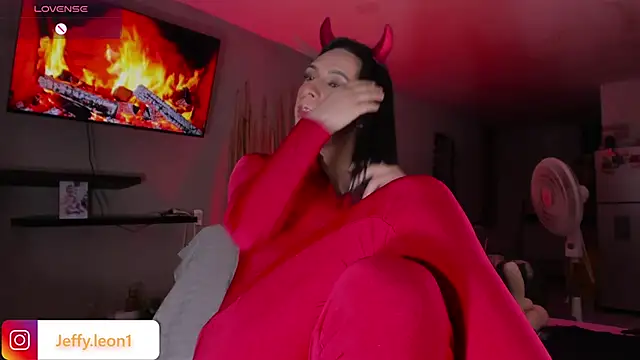 danna v online show from 11-30-25, 05:30