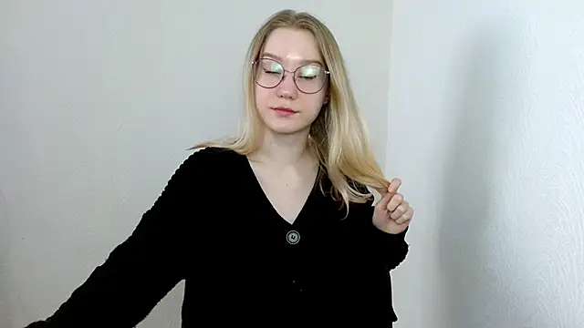 Snapshot of cindi_hot chatting on 03-18-25, 08:39 cindi hot online show from 03-18-25, 08:39