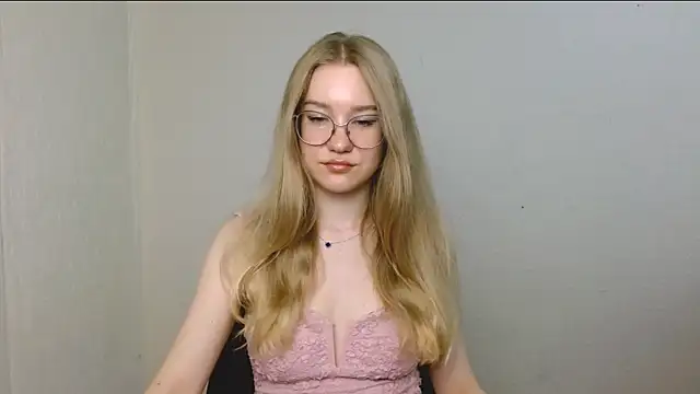 Snapshot of cindi_hot chatting on 07-11-26, 10:26 cindi hot online show from 07-11-26, 10:26