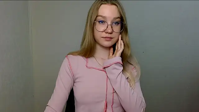 Snapshot of cindi_hot chatting on 06-19-26, 02:34 cindi hot online show from 06-19-26, 02:34