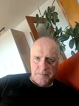 Milkasahne64 online show from 10-28-25, 09:52