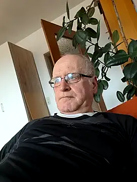 Milkasahne64 online show from 02-15-26, 01:54