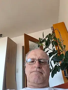 Milkasahne64 online show from 05-27-26, 11:28