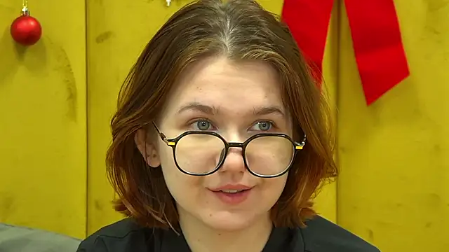 Snapshot of LessySmith chatting on 12-20-25, 04:15 LessySmith online show from 12-20-25, 04:15