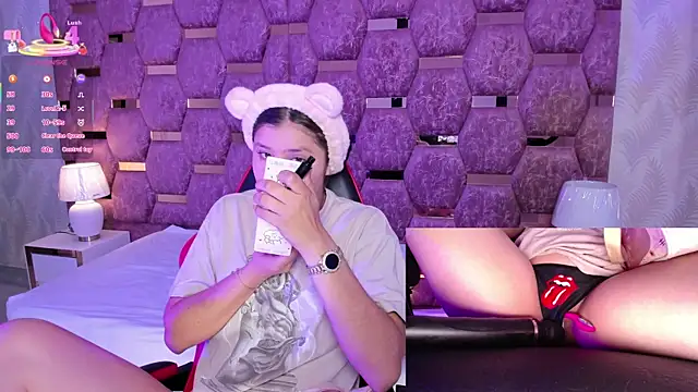 Trianna   online show from 11-22-25, 02:27