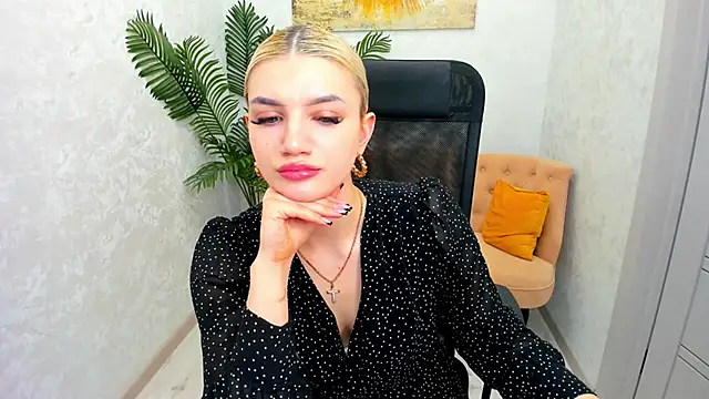 Snapshot of SelenaeMoore chatting on 03-13-25, 02:44 SelenaeMoore online show from 03-13-25, 02:44