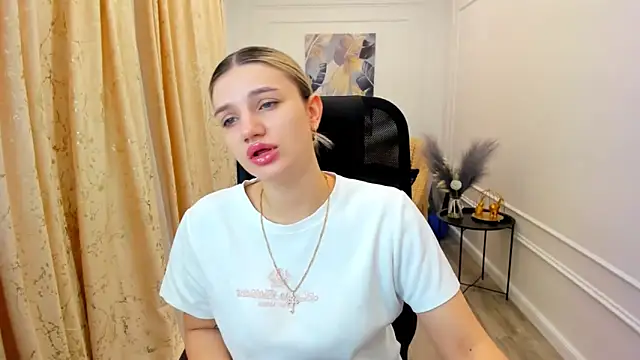 SelenaeMoore online show from 06-17-26, 03:50