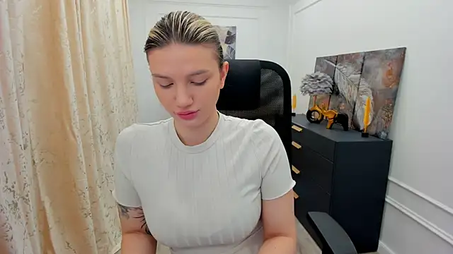 Snapshot of SelenaeMoore chatting on 05-30-26, 03:46 SelenaeMoore online show from 05-30-26, 03:46
