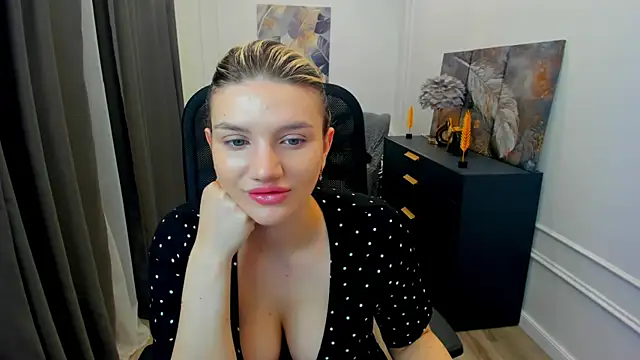 Snapshot of SelenaeMoore chatting on 05-21-26, 03:48 SelenaeMoore online show from 05-21-26, 03:48