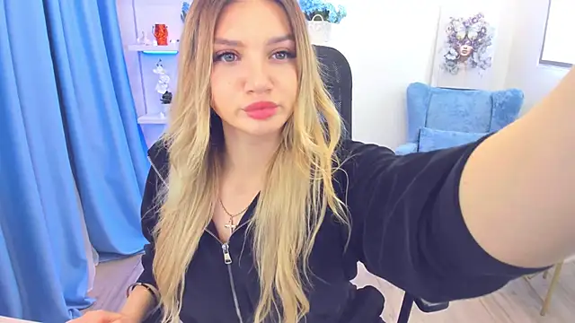 Snapshot of SelenaeMoore chatting on 10-21-25, 03:28 SelenaeMoore online show from 10-21-25, 03:28
