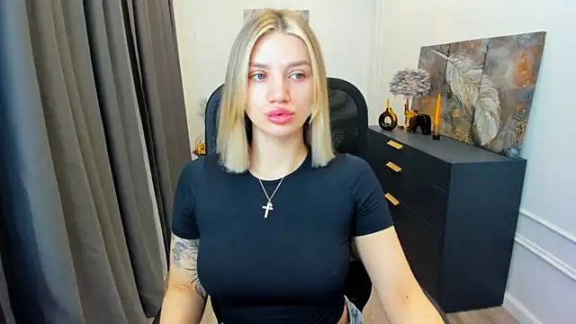 Snapshot of SelenaeMoore chatting on 04-19-26, 03:40 SelenaeMoore online show from 04-19-26, 03:40