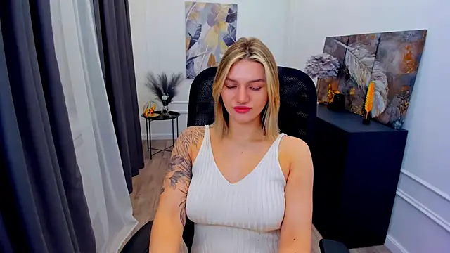 Snapshot of SelenaeMoore chatting on 05-01-26, 03:55 SelenaeMoore online show from 05-01-26, 03:55