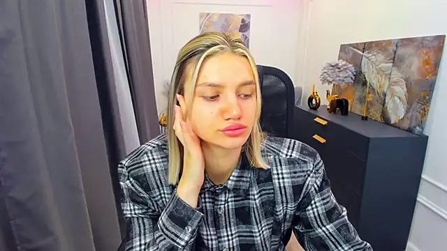 Snapshot of SelenaeMoore chatting on 04-25-26, 03:42 SelenaeMoore online show from 04-25-26, 03:42