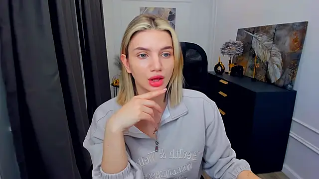 Snapshot of SelenaeMoore chatting on 04-21-26, 03:46 SelenaeMoore online show from 04-21-26, 03:46