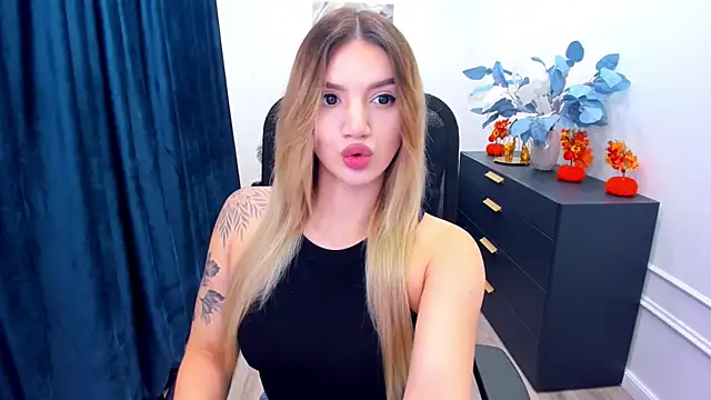 Snapshot of SelenaeMoore chatting on 10-13-25, 07:37 SelenaeMoore online show from 10-13-25, 07:37