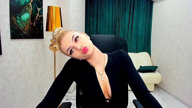 Snapshot of SelenaeMoore chatting on 02-24-25, 07:19 SelenaeMoore online show from 02-24-25, 07:19