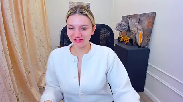 Snapshot of SelenaeMoore chatting on 05-29-26, 03:45 SelenaeMoore online show from 05-29-26, 03:45