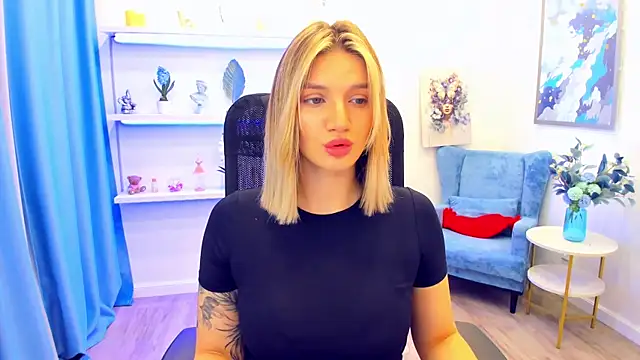 Snapshot of SelenaeMoore chatting on 05-16-26, 06:51 SelenaeMoore online show from 05-16-26, 06:51