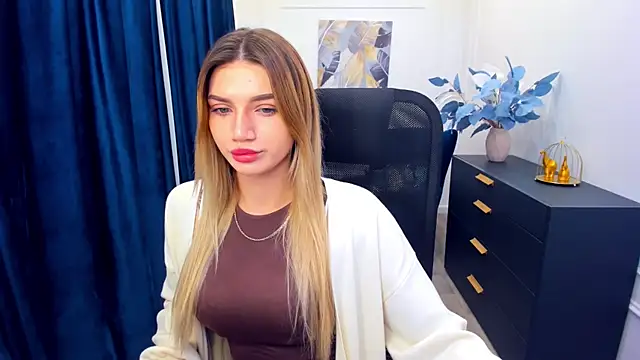 Snapshot of SelenaeMoore chatting on 09-18-25, 03:42 SelenaeMoore online show from 09-18-25, 03:42