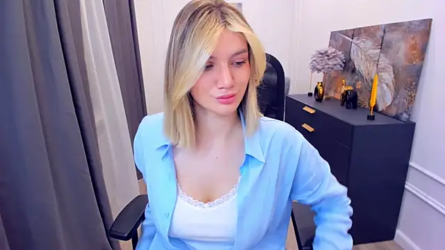 Snapshot of SelenaeMoore chatting on 05-08-26, 03:43 SelenaeMoore online show from 05-08-26, 03:43