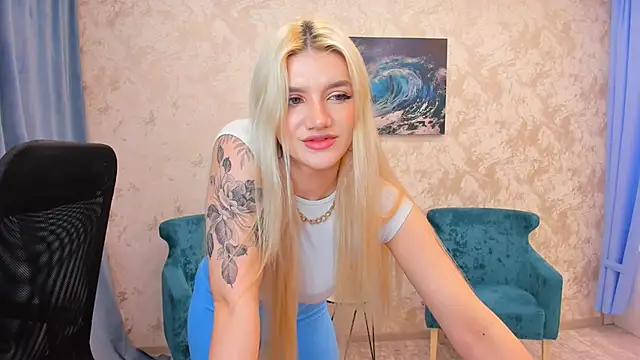 Snapshot of SelenaeMoore chatting on 03-17-25, 10:51 SelenaeMoore online show from 03-17-25, 10:51