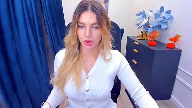Snapshot of SelenaeMoore chatting on 10-16-25, 03:37 SelenaeMoore online show from 10-16-25, 03:37
