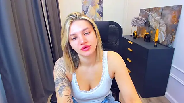 Snapshot of SelenaeMoore chatting on 05-06-26, 03:43 SelenaeMoore online show from 05-06-26, 03:43