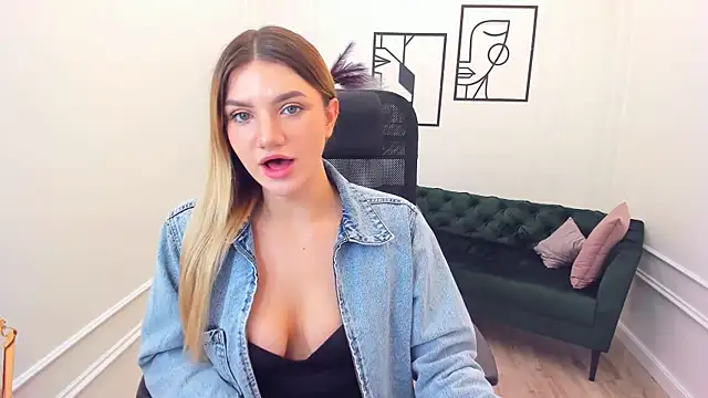 Snapshot of SelenaeMoore chatting on 10-12-25, 08:10 SelenaeMoore online show from 10-12-25, 08:10