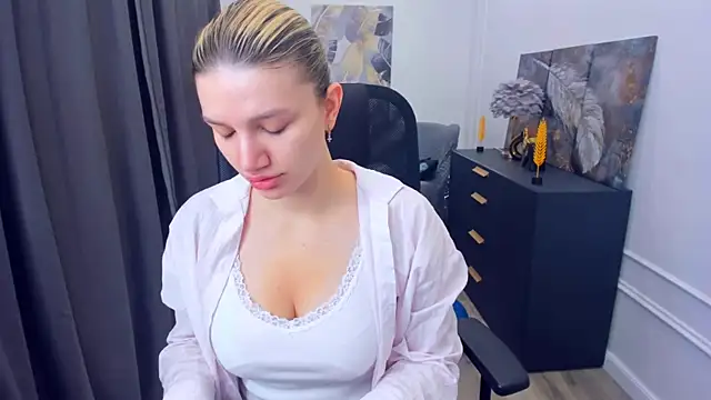 Snapshot of SelenaeMoore chatting on 05-23-26, 03:38 SelenaeMoore online show from 05-23-26, 03:38