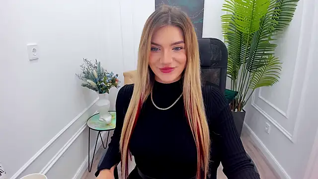 Snapshot of SelenaeMoore chatting on 09-13-25, 11:43 SelenaeMoore online show from 09-13-25, 11:43