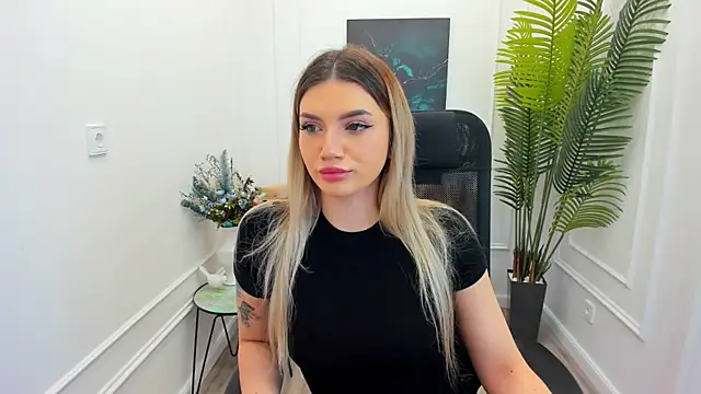 Snapshot of SelenaeMoore chatting on 10-05-25, 07:48 SelenaeMoore online show from 10-05-25, 07:48