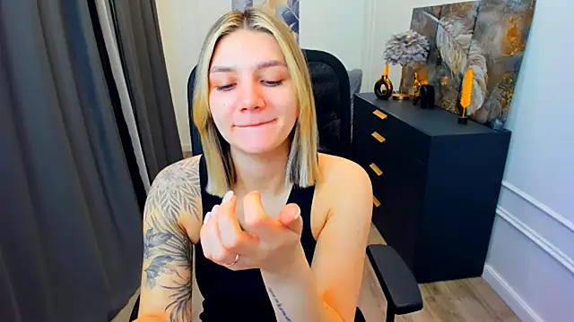 Snapshot of SelenaeMoore chatting on 05-05-26, 03:42 SelenaeMoore online show from 05-05-26, 03:42