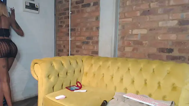 Snapshot of Kylie_Hairy_Bbc chatting on 09-18-25, 02:53 Kylie Hairy Bbc online show from 09-18-25, 02:53