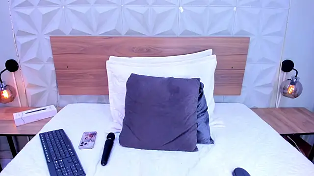 Stacey white  online show from 11-24-25, 08:20