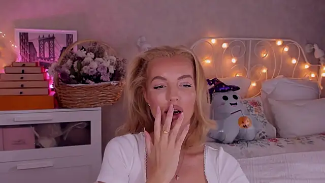 aestetick online show from 10-22-25, 05:07