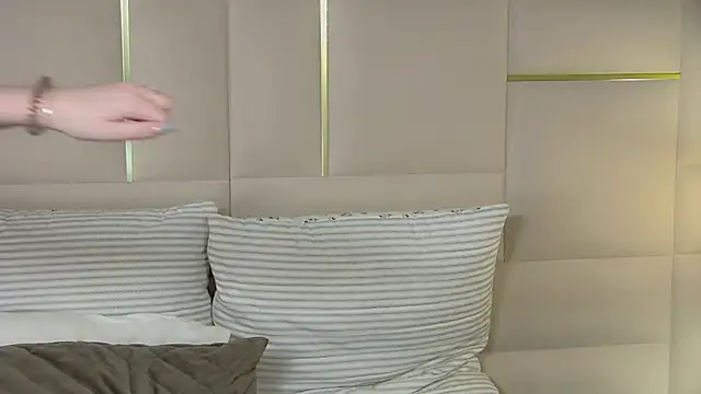 AliceMoreno online show from 10-17-25, 05:04