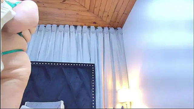Snapshot of _Marcela__ chatting on 06-08-26, 11:22 Marcela online show from 06-08-26, 11:22